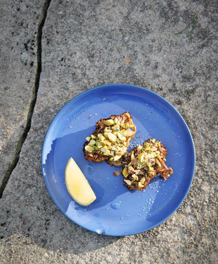 Fried cauliflower fungus with pistachios